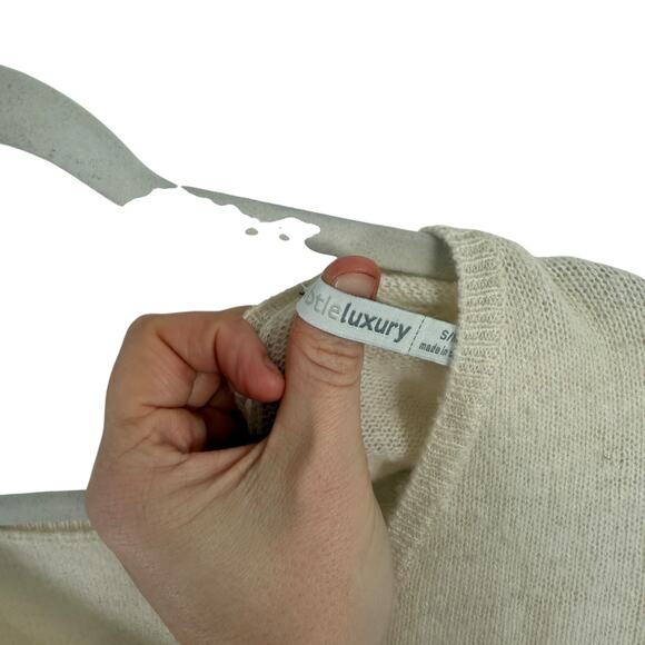 Subtle Luxury Nelly Washable Cashmere Sweater V-Neck Cream FLAW Womens S/M - Picture 6 of 7